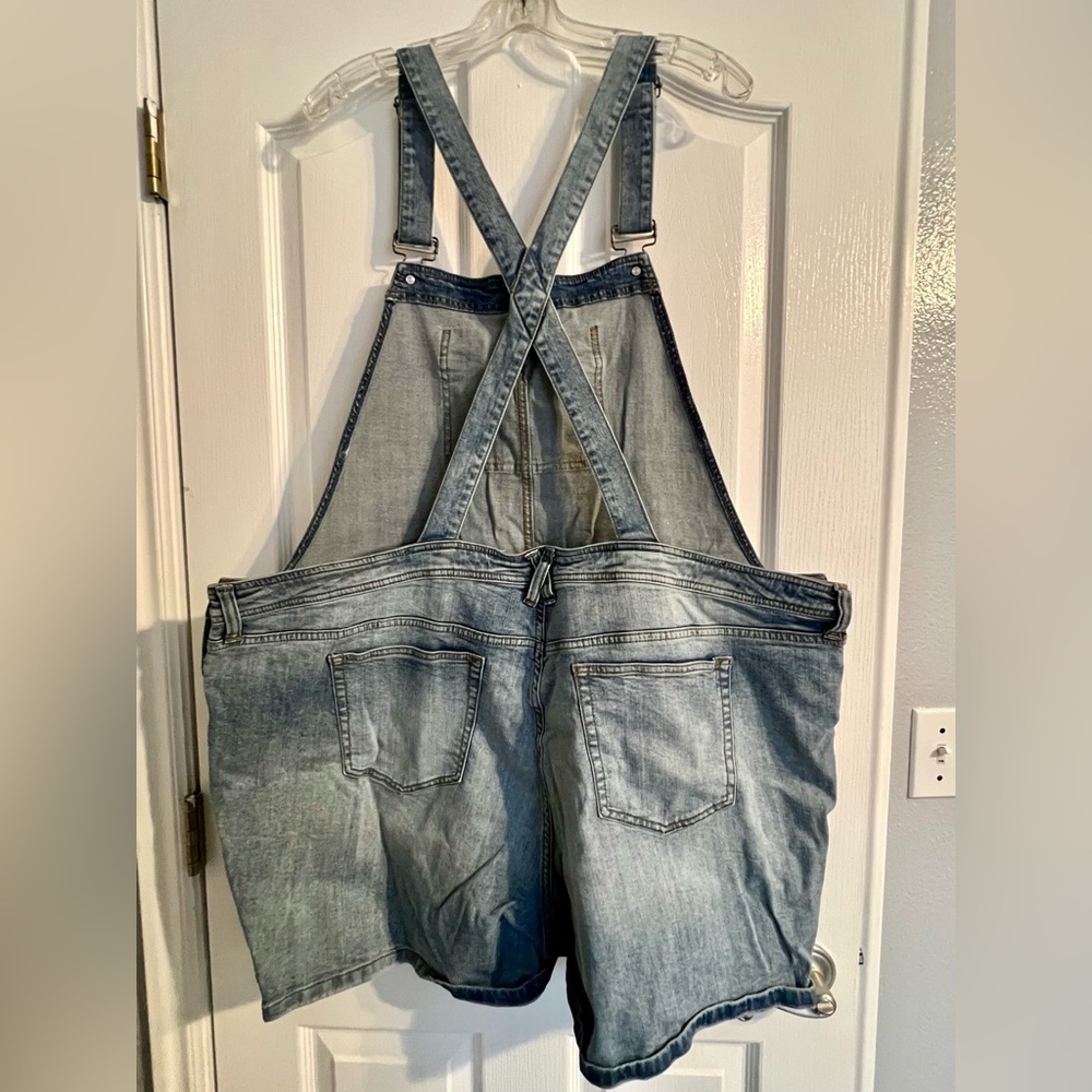 Torrid Light Wash Denim Overall Shorts - 24 - Picture 2 of 9